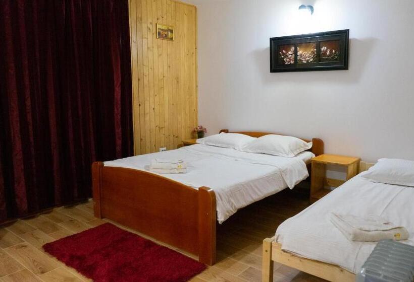 带阳台的三人标准间, Casa Karol