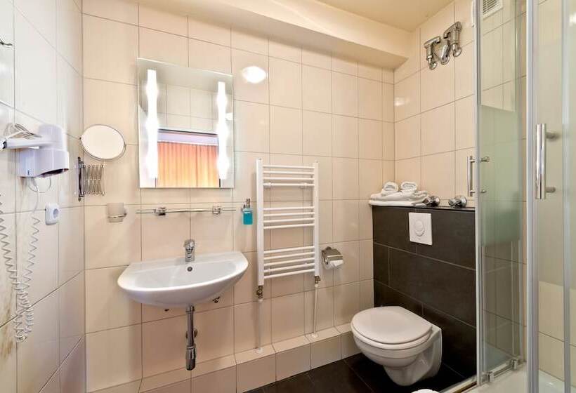 اتاق استاندارد سه نفره, Atlas Berlin