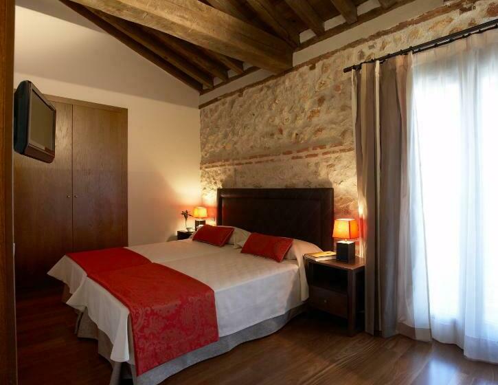 غرفة قياسية مزوَّدة بشُرفة, El Pontifical