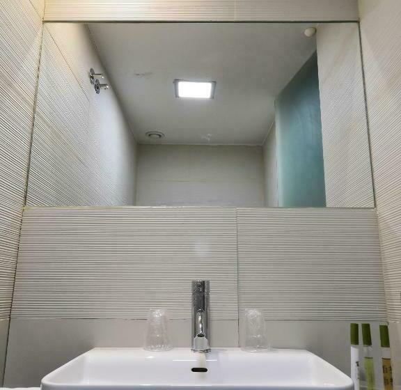 غرفة قياسية مزوَّدة بشُرفة, El Pontifical