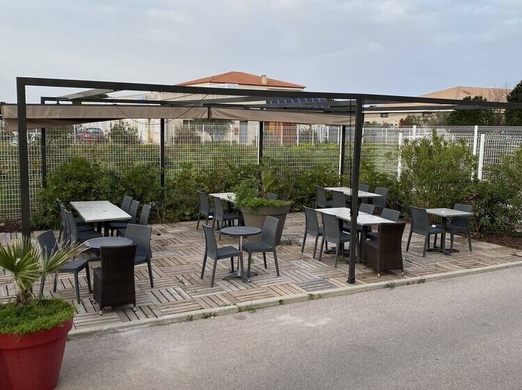 Трехместный Номер Superior, The Originals City, Hôtel Les Dômes, Perpignan Sud Saleilles