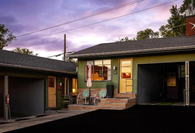 جناح, The Motor Lodge