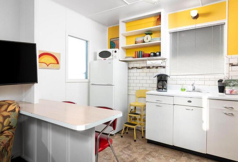 جناح, The Motor Lodge