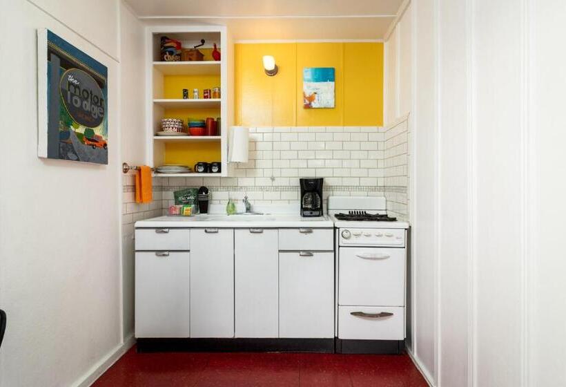 شقة غرفتين, The Motor Lodge