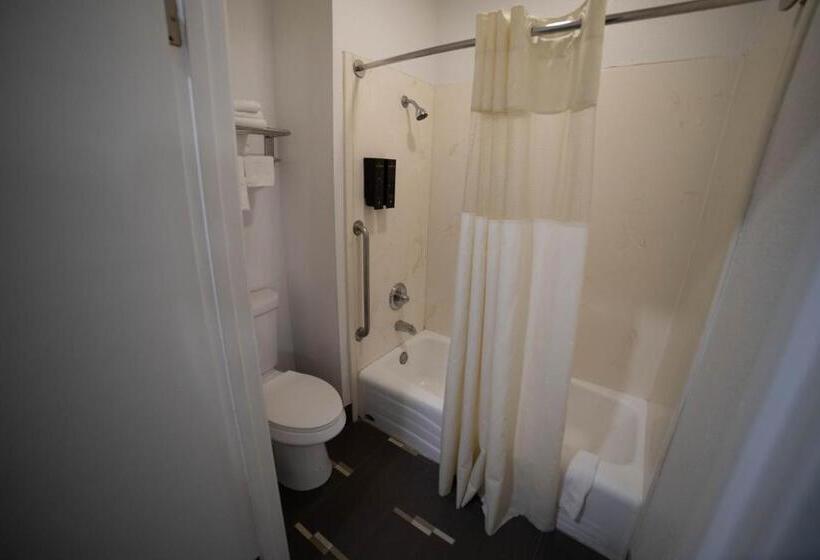 جناح مزود بجاكوزى, Mid City Inn & Suites Pico Rivera