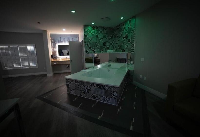 자쿠지 스위트, Mid City Inn & Suites Pico Rivera