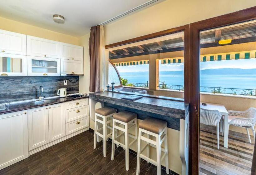 اتاق لوکس سه تخته, Vila Bisera