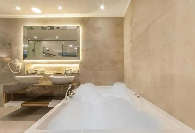 سوئیت جونیور با ماساژ آبی, Vila Bisera