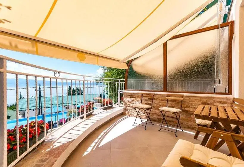 سوئیت جونیور با ماساژ آبی, Vila Bisera