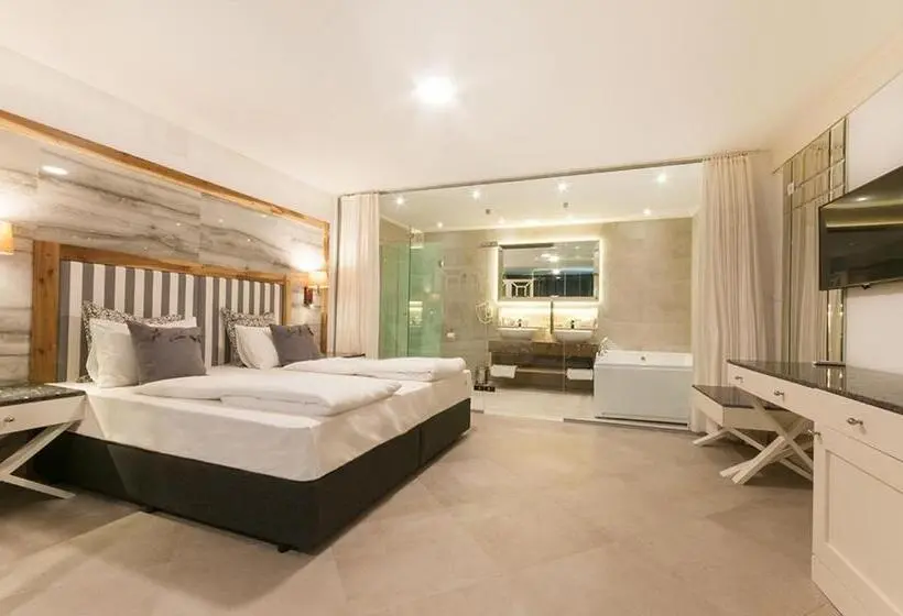 سوئیت جونیور با ماساژ آبی, Vila Bisera
