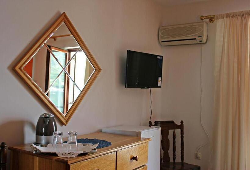 اتاق استاندارد با سرویس بهداشتی مشترک, Accommodation Tomcuk