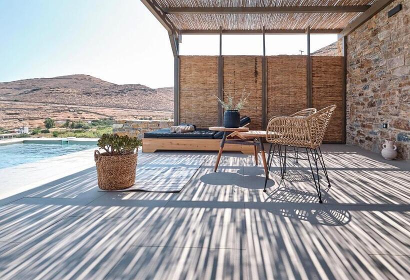 جناح مزود بحمام سباحة, Amal Kythnos Suites