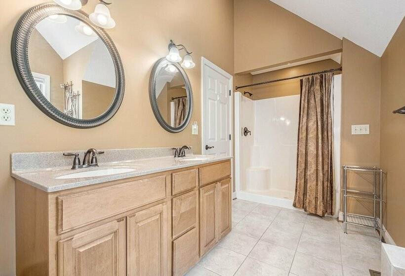 منزل غرفة نوم واحدة, Strawberry Fields