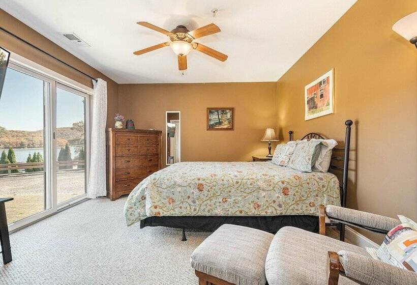 منزل غرفة نوم واحدة, Strawberry Fields