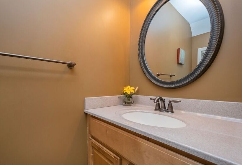 منزل غرفة نوم واحدة, Strawberry Fields