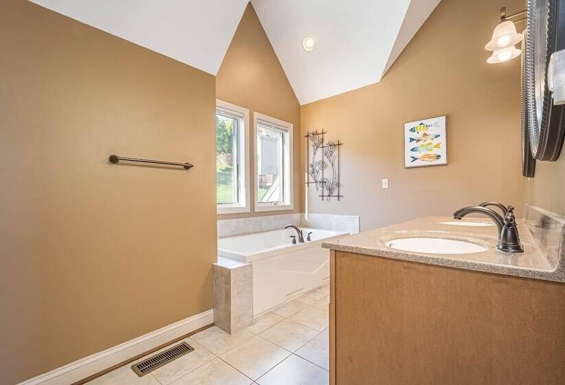 منزل غرفة نوم واحدة, Strawberry Fields