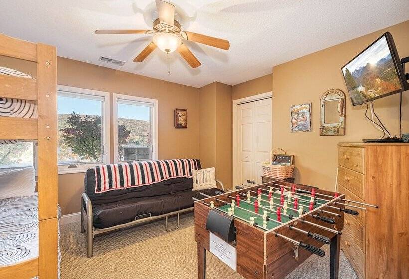 منزل غرفة نوم واحدة, Strawberry Fields