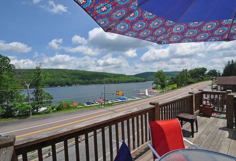 منزل غرفة نوم واحدة, Strawberry Fields