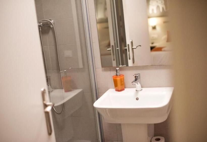 اتاق استاندارد سه نفره, Hostal Live Barcelona