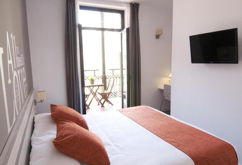 Superior Room with Terrace, Hostal Live Barcelona