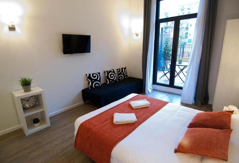 Superior Room with Terrace, Hostal Live Barcelona