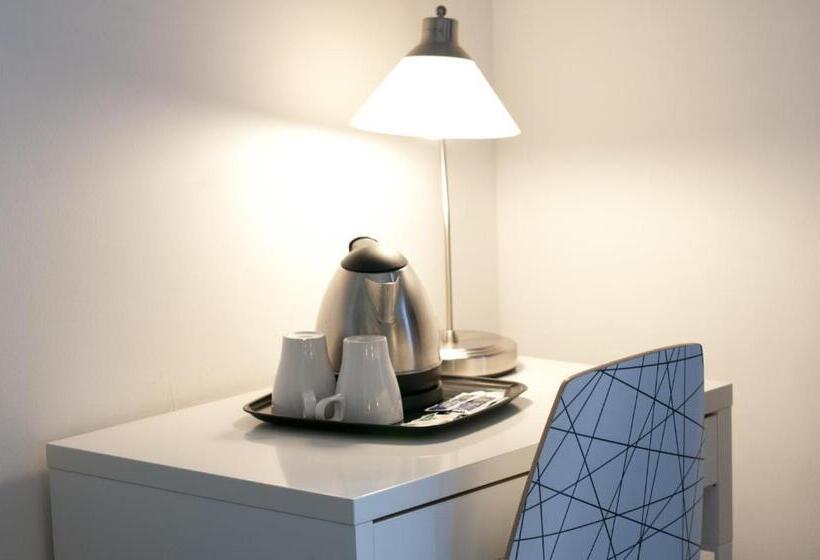 Superior Room with Terrace, Hostal Live Barcelona