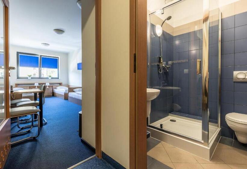 اتاق استاندارد سه نفره, Gdańska Szkoła Szermierki