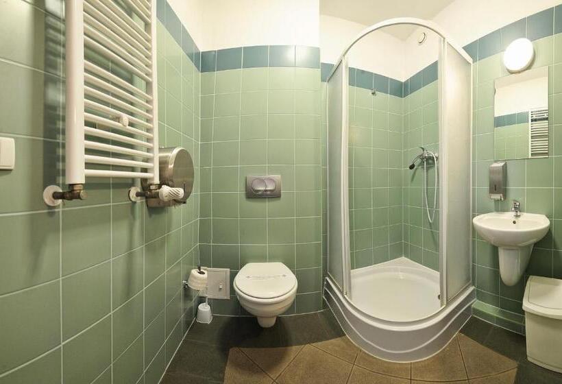 اتاق استاندارد چهار تخته, Gdańska Szkoła Szermierki