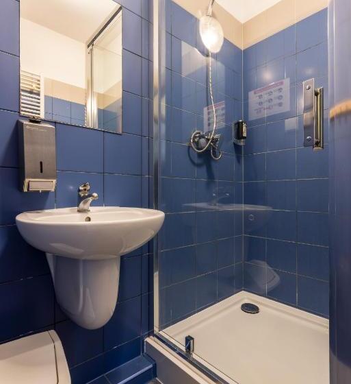 اتاق استاندارد با تخت بزرگ, Gdańska Szkoła Szermierki