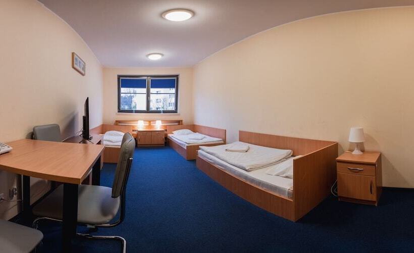 اتاق استاندارد سه نفره, Gdańska Szkoła Szermierki