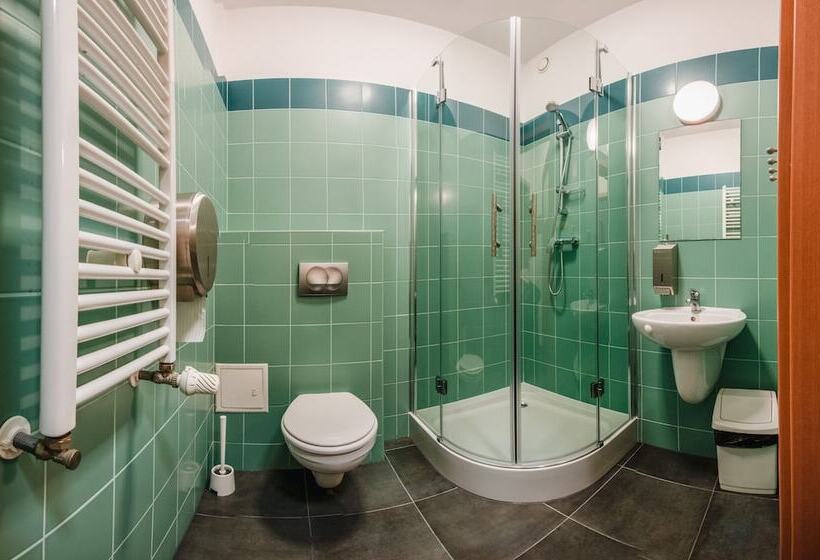 اتاق استاندارد چهار تخته, Gdańska Szkoła Szermierki