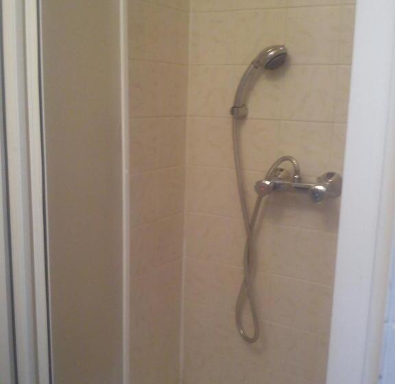 غرفة إقتصادية فردية, Pyramida