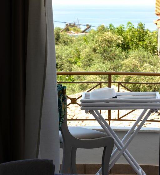 غرفة قياسية مطلّة علي البحر, Caretta   Caretta