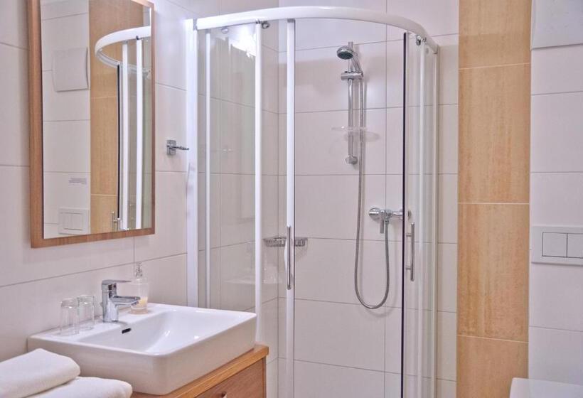 غرفة قياسية ثلاثية, Landhaus Essl