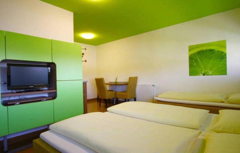 חדר סטנדרט לשלושה, Greenrooms