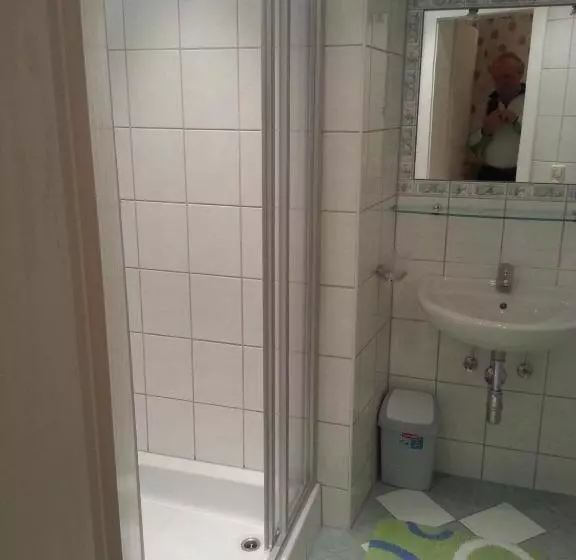 Huoneisto 1 Makuuhuone Pohjakerros, Landgasthof Dorfstadl