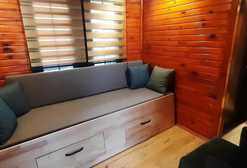 اتاق لوکس با بالکن, Babylontown