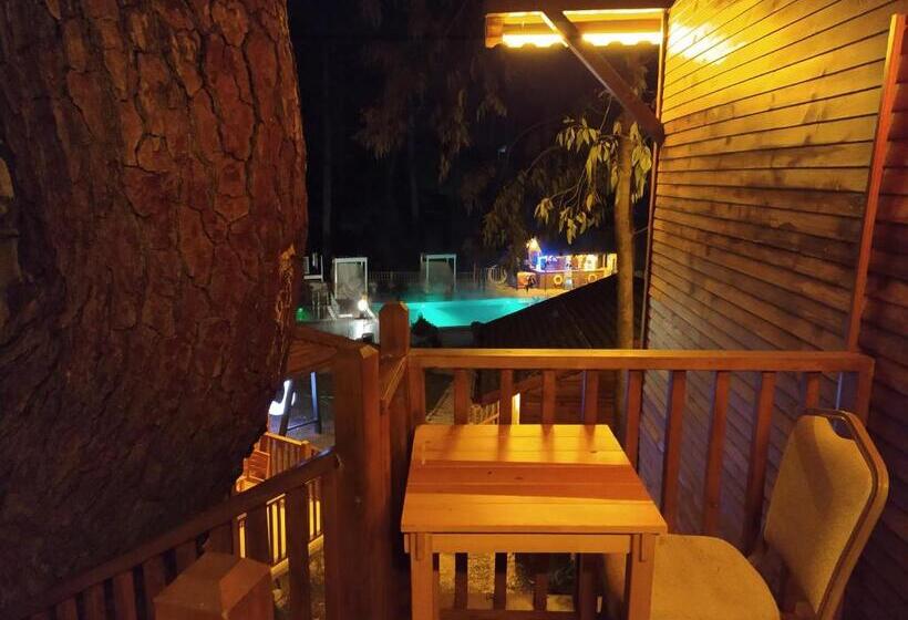 اتاق خانوادگی با چشم‌انداز باغ, Babylontown