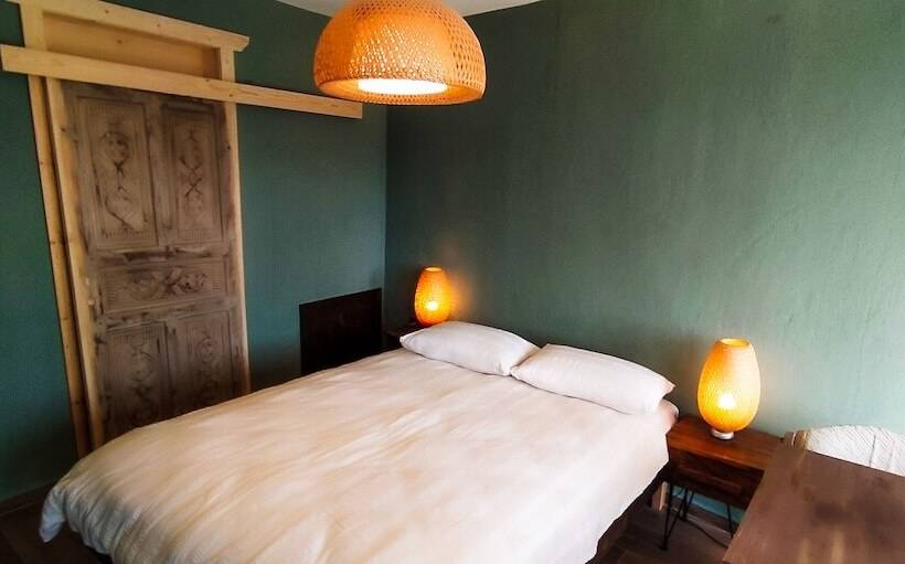 Quarto Romântica, Torrhebia Dag Evi