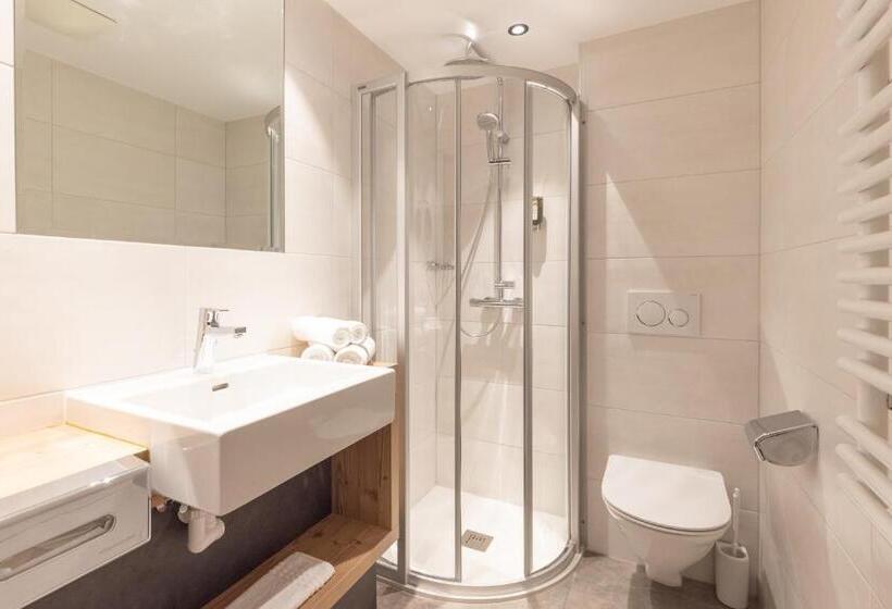 غرفة كومفورت, Stefan