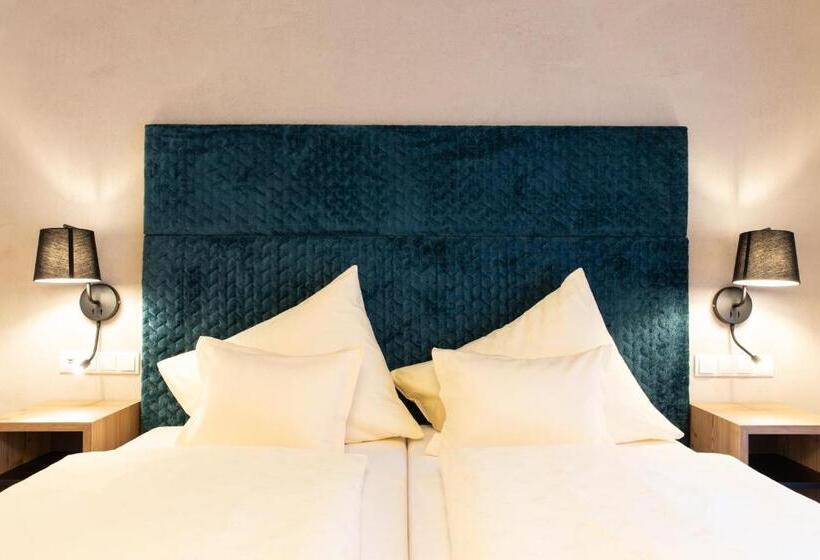 غرفة كومفورت, Stefan