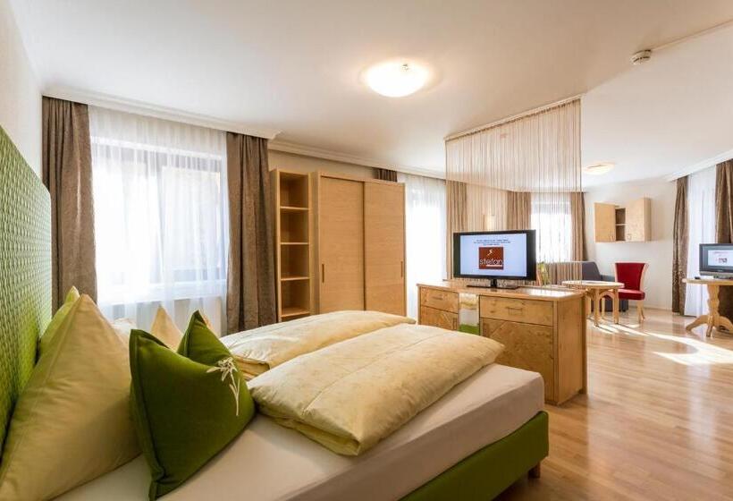 جناح جونيور ديلوكس, Stefan