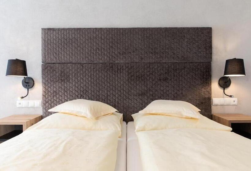 جناح جونيور, Stefan