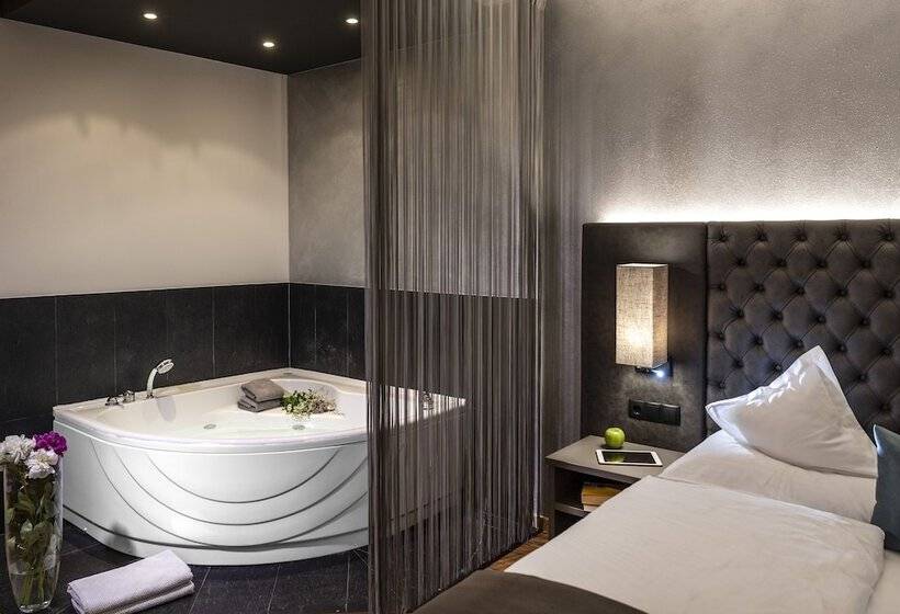 جناح جونيور, Das Stachelburg