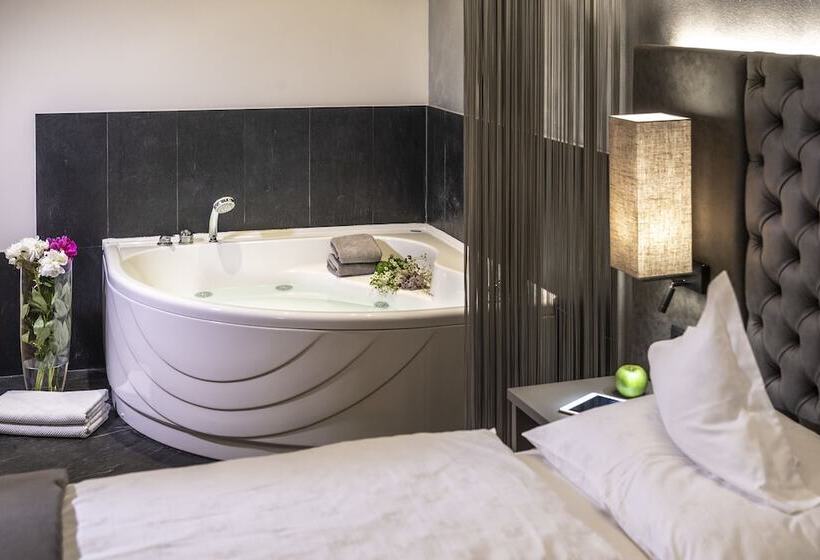 جناح جونيور, Das Stachelburg