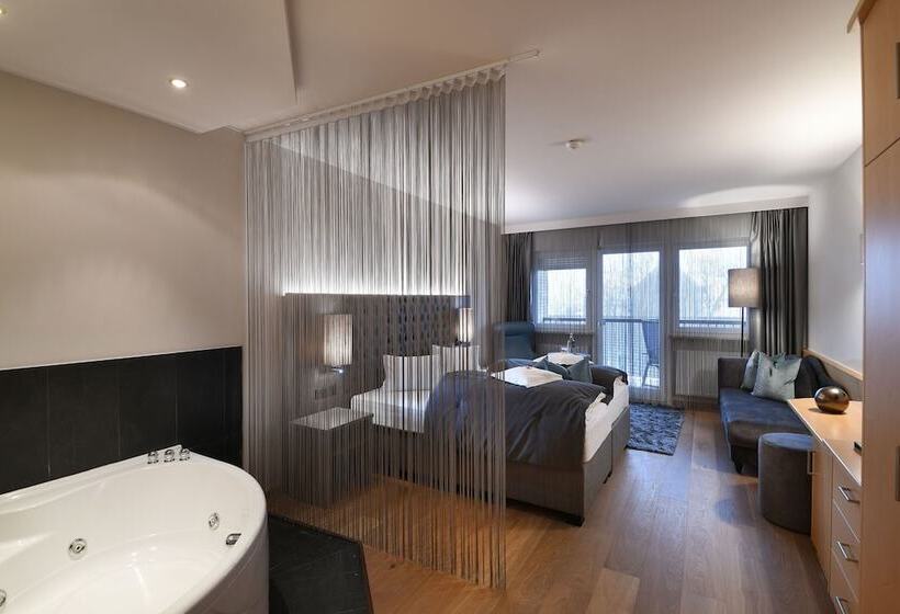 جناح جونيور, Das Stachelburg