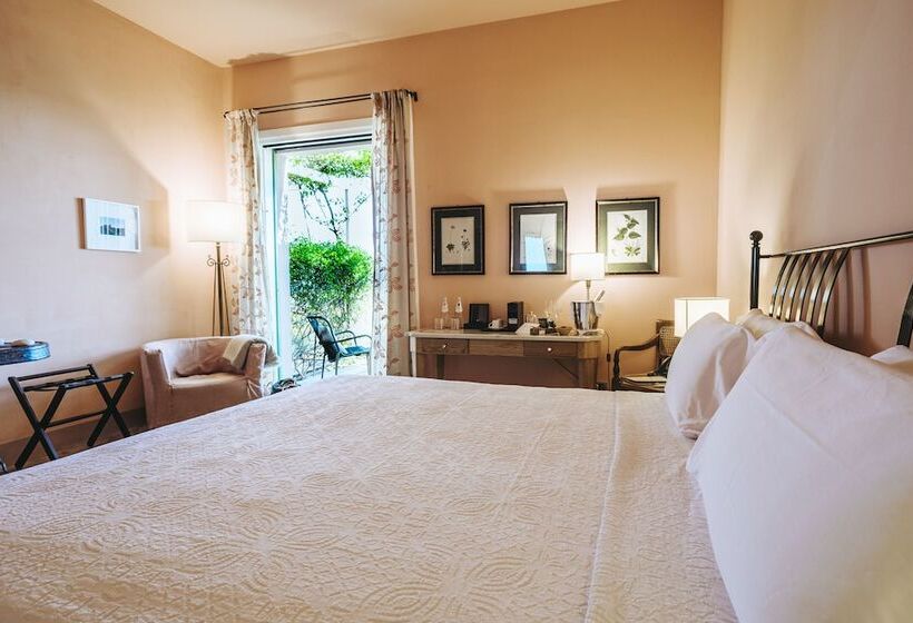 جناح جونيور مزوَّد بتراس, La Foresteria Wine Resort & Beach Club