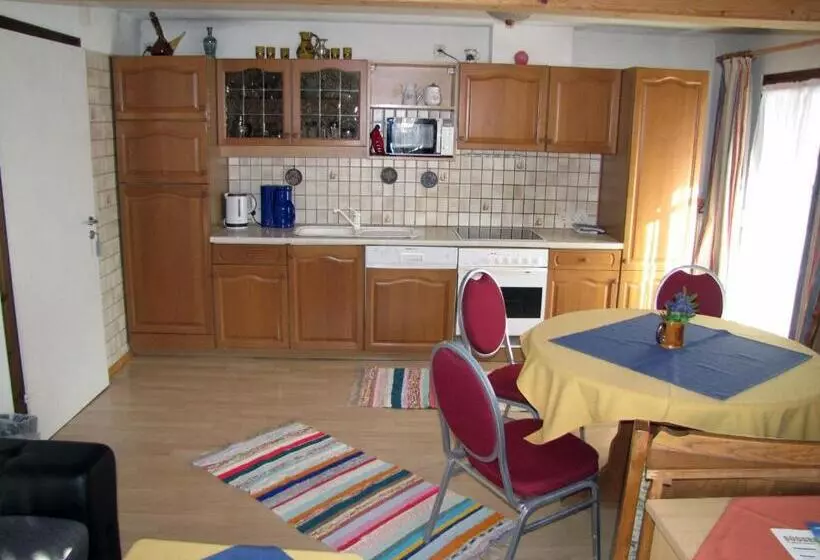 Huoneisto 3 Makuuhuonetta, Pension Sydler