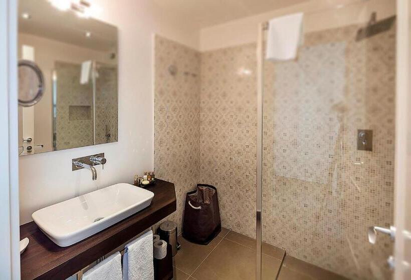 جناح جونيور مطلّ علي البحر, Tenuta Del Poggio Antico