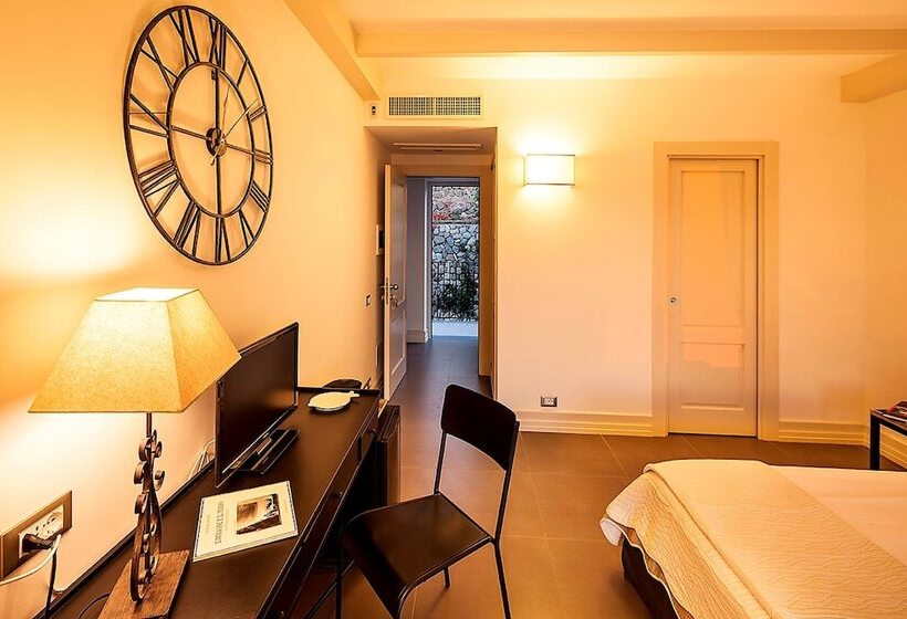 غرفة ديلوكس مطلّة علي البحر مزوَّدة بشُرفة, Tenuta Del Poggio Antico